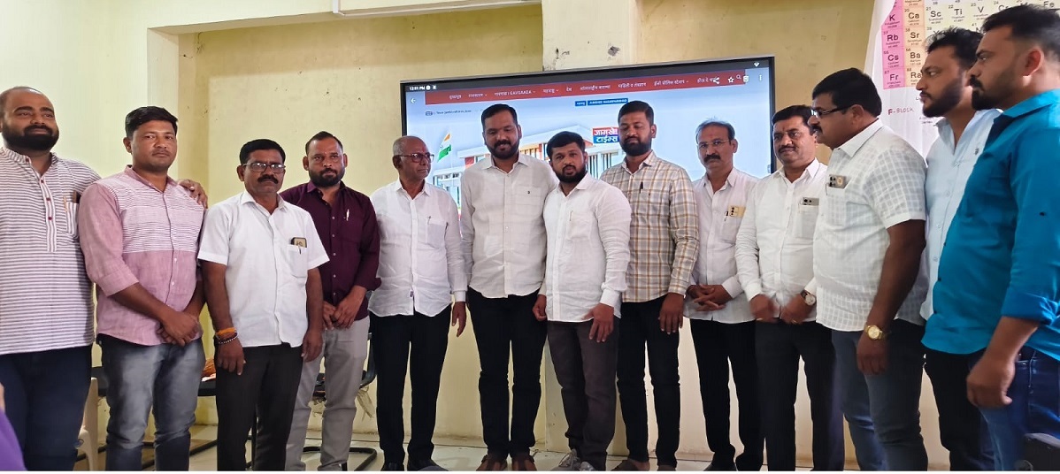 बी.के. शिंदे कॉलेजमध्ये डिजिटल इंटरॅक्टिव्ह पॅनलचे उद्घाटन करताना उपनगराध्यक्ष पोपट राळेभात व उपस्थित मान्यवर.