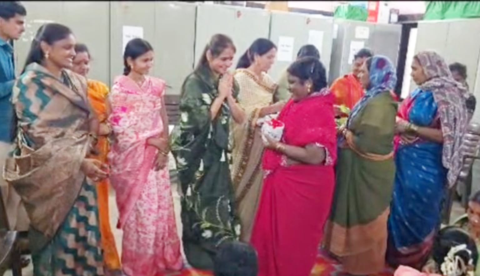 जामखेड नगरपरिषदेत अधिकारी व कर्मचाऱ्यांसाठी तिळगुळ वाटप