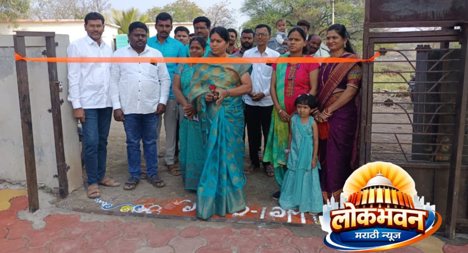 कार्यक्रमाचे उदघाटन करताना गावच्या प्रथम नागरिक सौ. मनीषा सर्जेराव पाटील (सरपंच, साकत) आणि मान्यवर