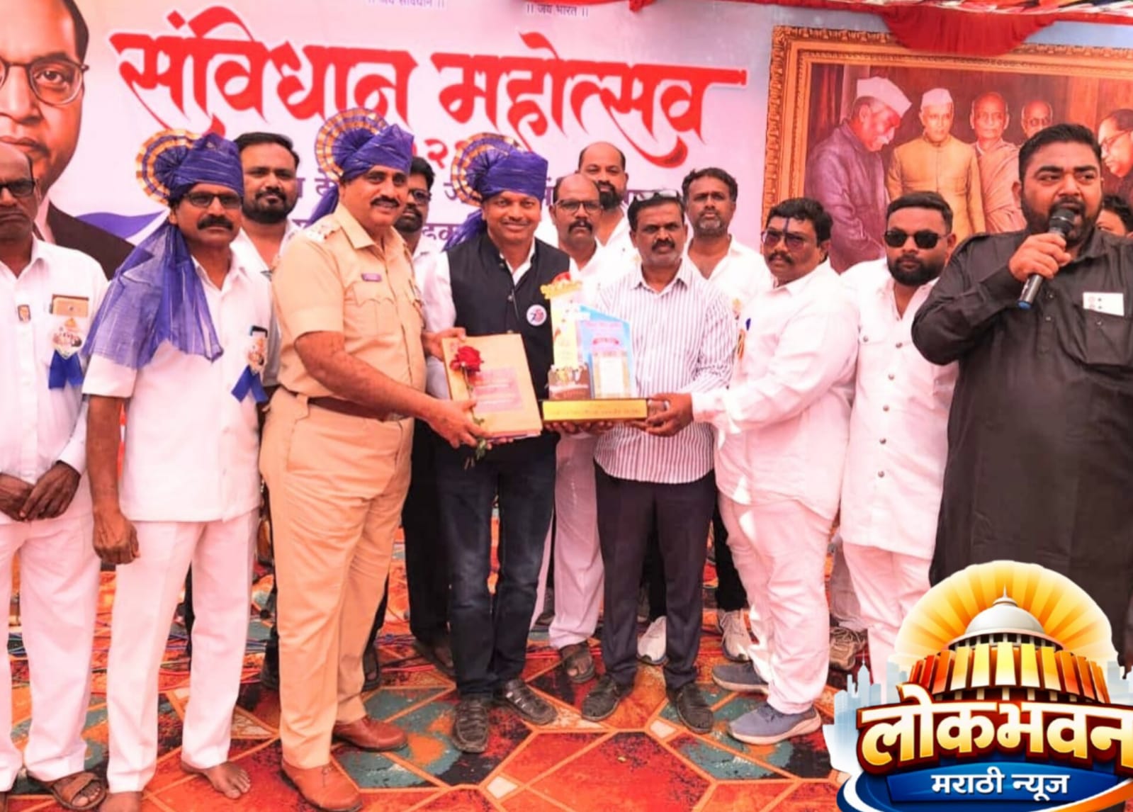 जामखेड येथे संविधान महोत्सव २०२६ मध्ये सुदाम वराट सर यांना आदर्श पत्रकार पुरस्कार प्रदान करताना