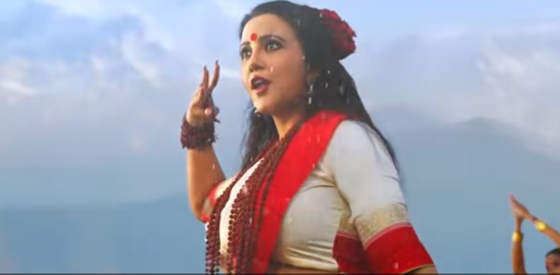 शिवरात्रीनिमित्त सादर झालेल्या ‘शंभू रे’ या भक्तीगीतामध्ये Amruta Fadnavis यांचा भक्तिमय अंदाज; भगवान शिवांना अर्पण केलेल्या या गीतात नृत्याच्या माध्यमातून व्यक्त केली श्रद्धा आणि समर्पण.