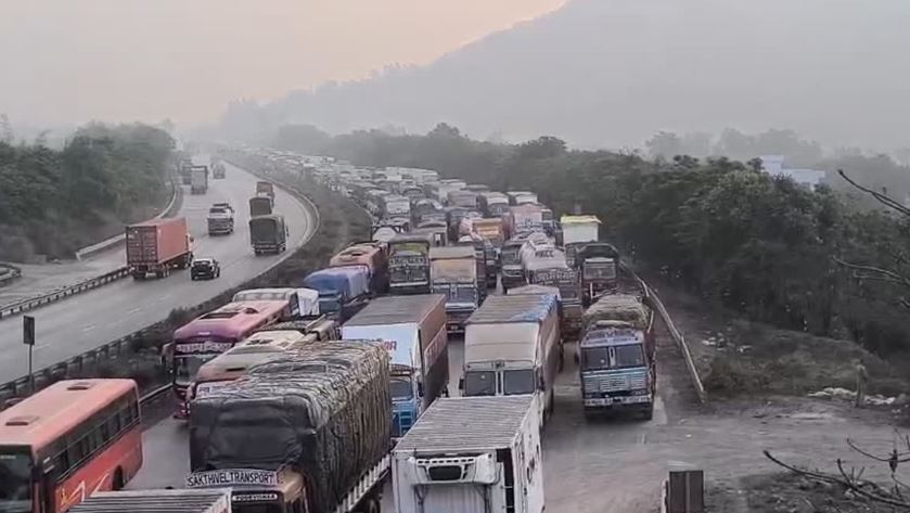 Mumbai Pune Expressway Traffic Update after Khandala ghat tanker accident