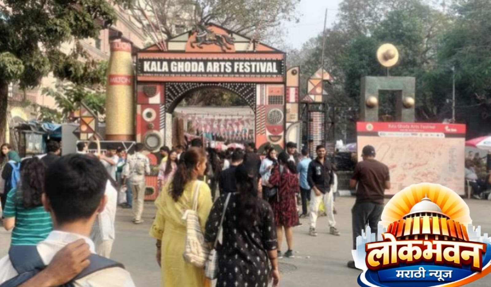 काळा घोडा आर्ट फेस्टिव्हल 2026 मध्ये मुंबईतील कला प्रदर्शन आणि इंस्टॉलेशन पाहताना कला-प्रेमी