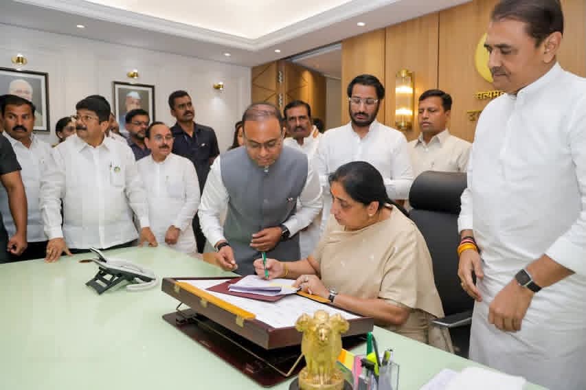 मंत्रालयात उपमुख्यमंत्री पदाचा पदभार स्वीकारताना सुनेत्रा पवार