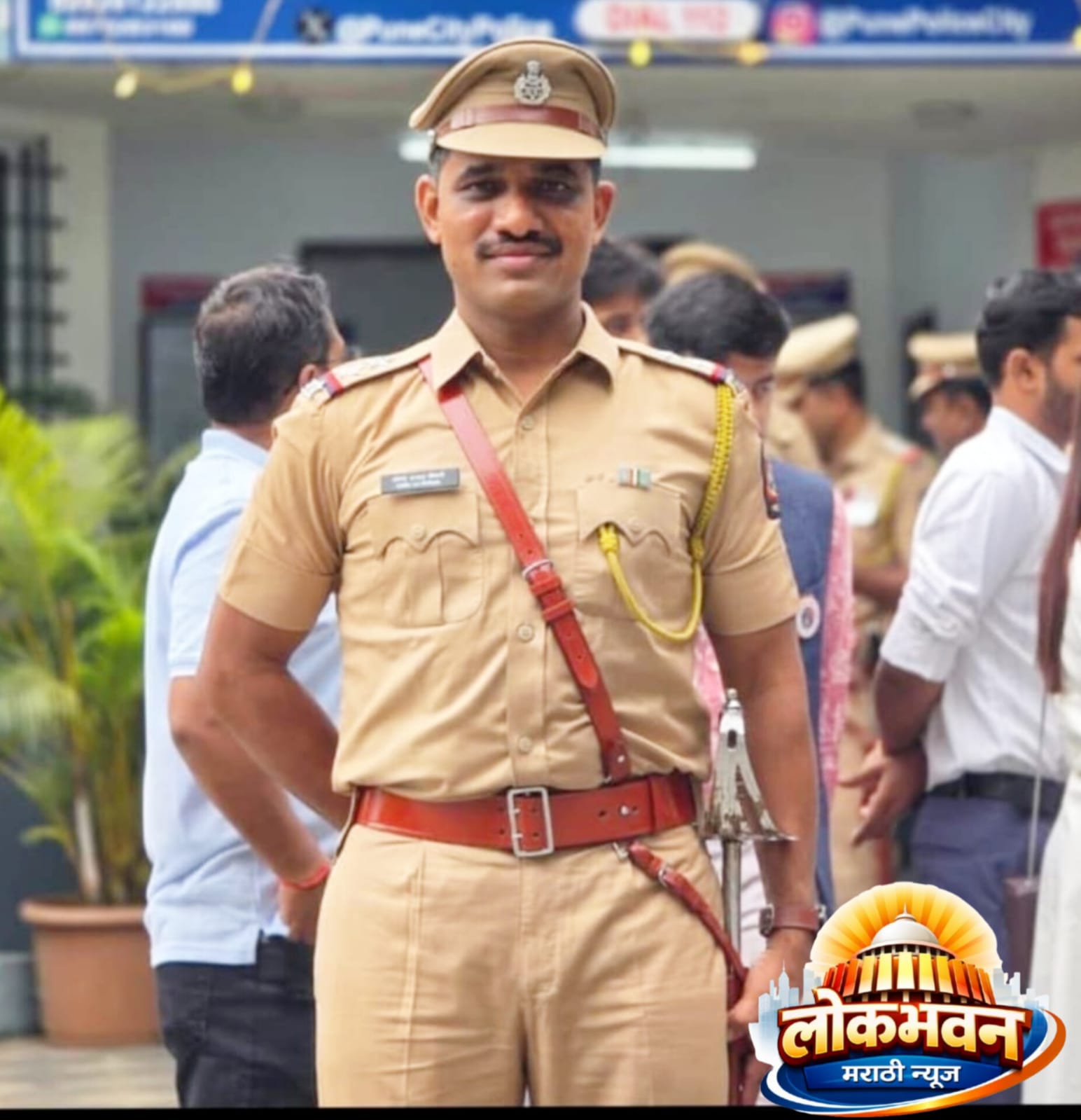 सहाय्यक पोलीस निरीक्षक अंगद नेमाने पिंपळवाडी शाळेस १० हजार रुपयांची आर्थिक मदत देताना