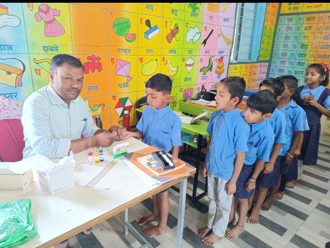 राजवीर क्लिनिकल लॅबचे संचालक श्री. नवनाथ खोत सामाजिक कार्य करताना