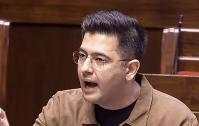 राघव चड्ढा संसदेत किमान शिल्लक दंडाविरोधात बोलताना