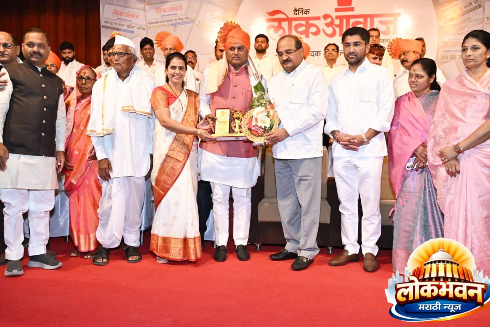 लोकआवाज जीवनगौरव पुरस्कार २०२६ स्वीकारताना प्रा. अनिरुद्ध आडसुळ सर