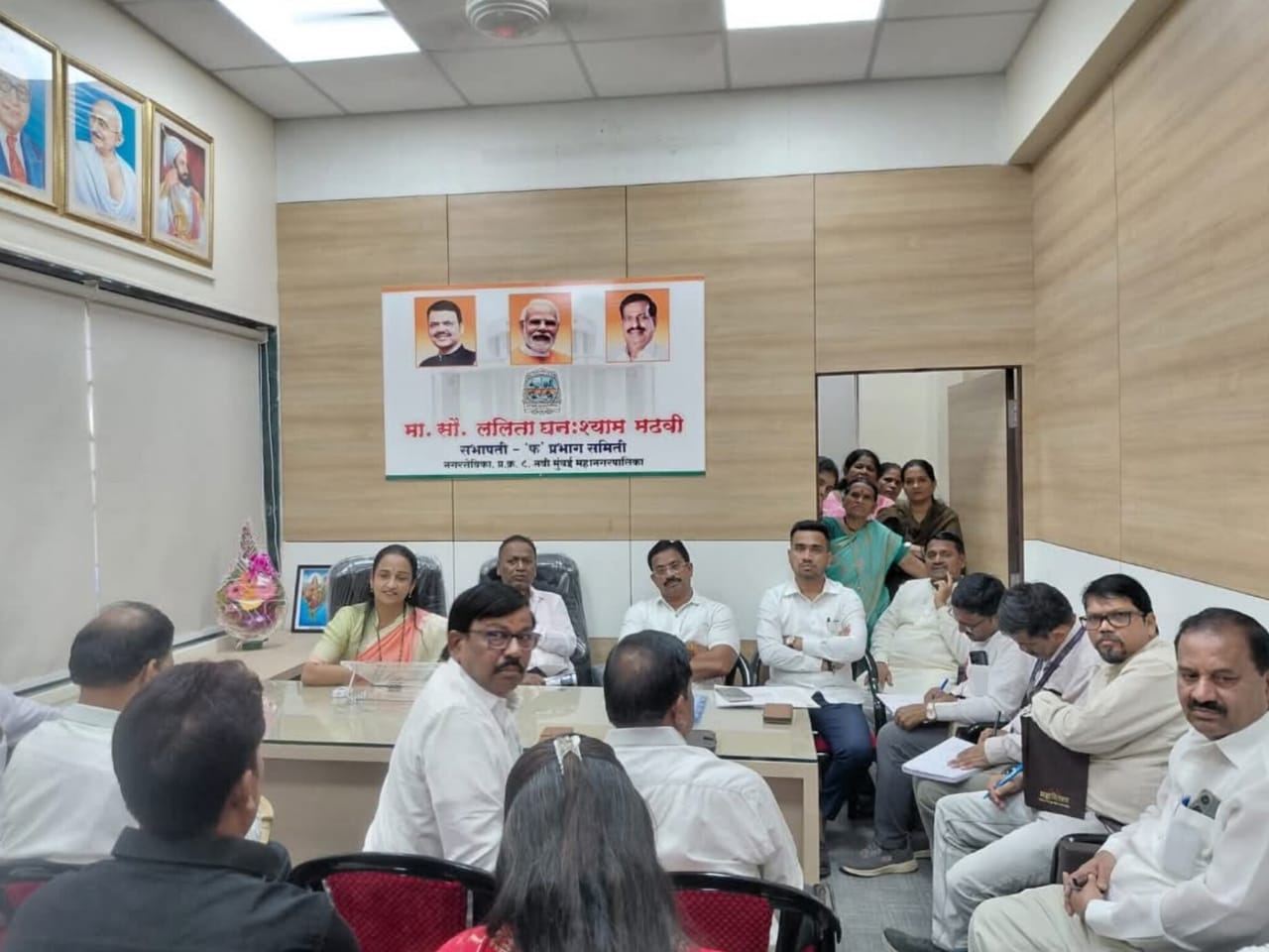घणसोली फ समिती कार्यालयात नागरिकांच्या वीज समस्यांबाबत आयोजित बैठकीत लोकप्रतिनिधी व महावितरण अधिकारी उपस्थित.