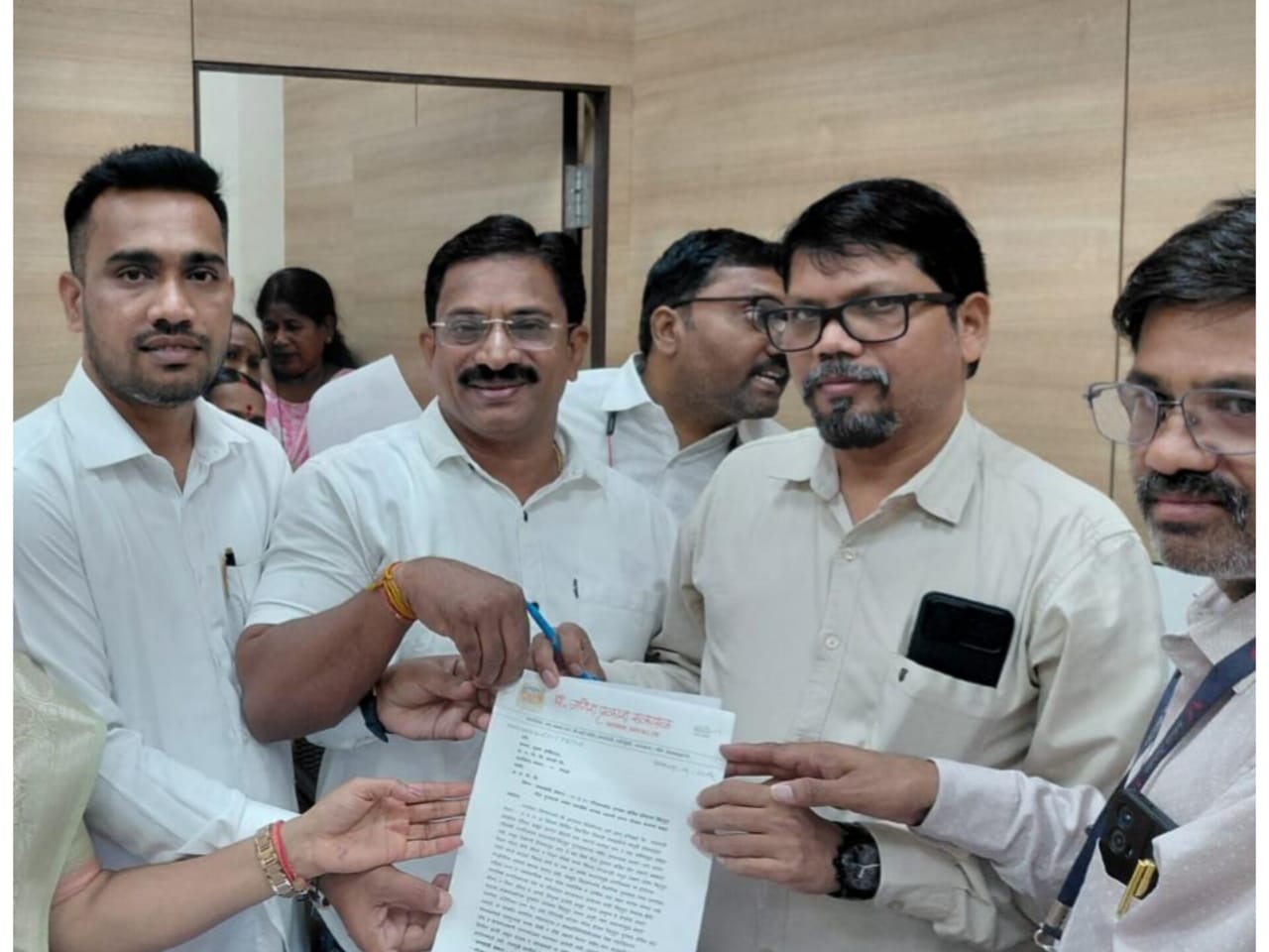घणसोलीतील वारंवार वीज खंडित होण्यावर नगरसेवक गणेश सकपाळ आक्रमक; दोन महिन्यांत सुधारणा न झाल्यास जनआंदोलनाचा इशारा