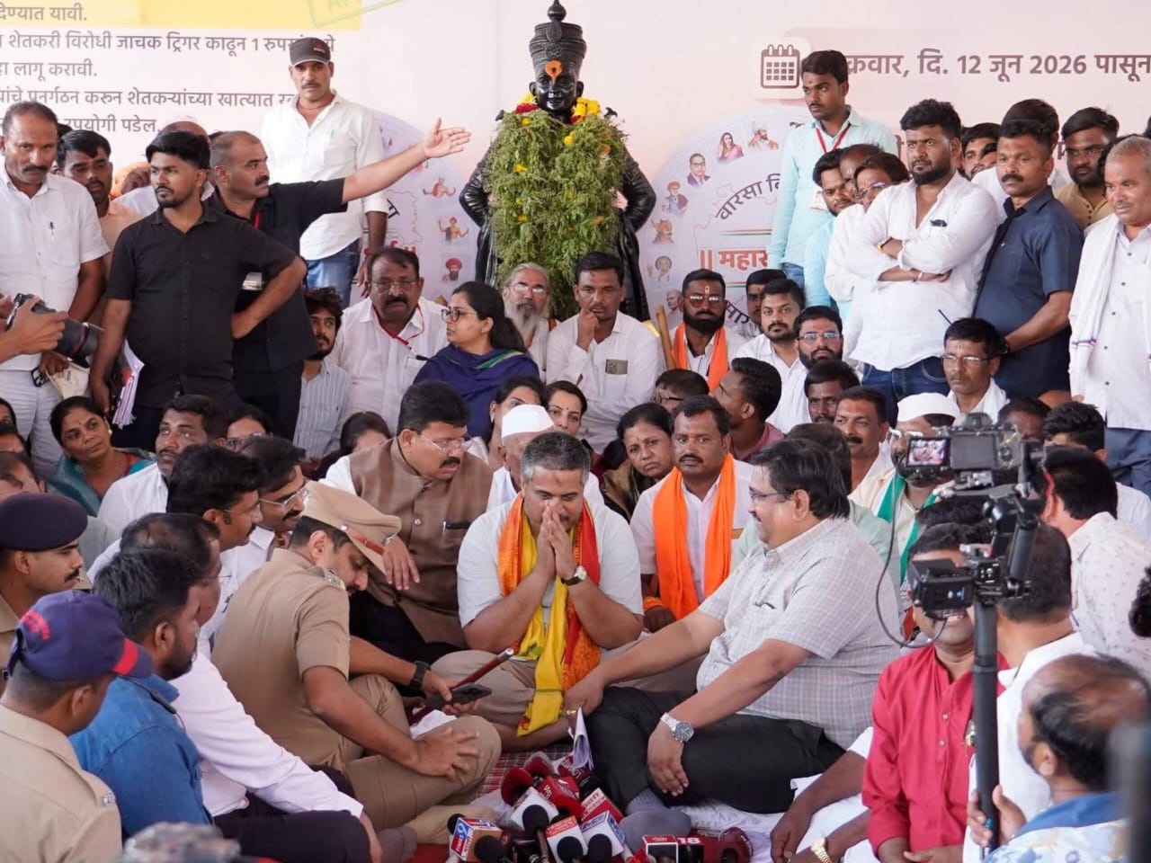 रात्रभर चर्चासत्र तरीही अन्नत्याग आंदोलनाचा दुसरा दिवस उजाडला, रोहित पवार मागण्यांवर ठाम