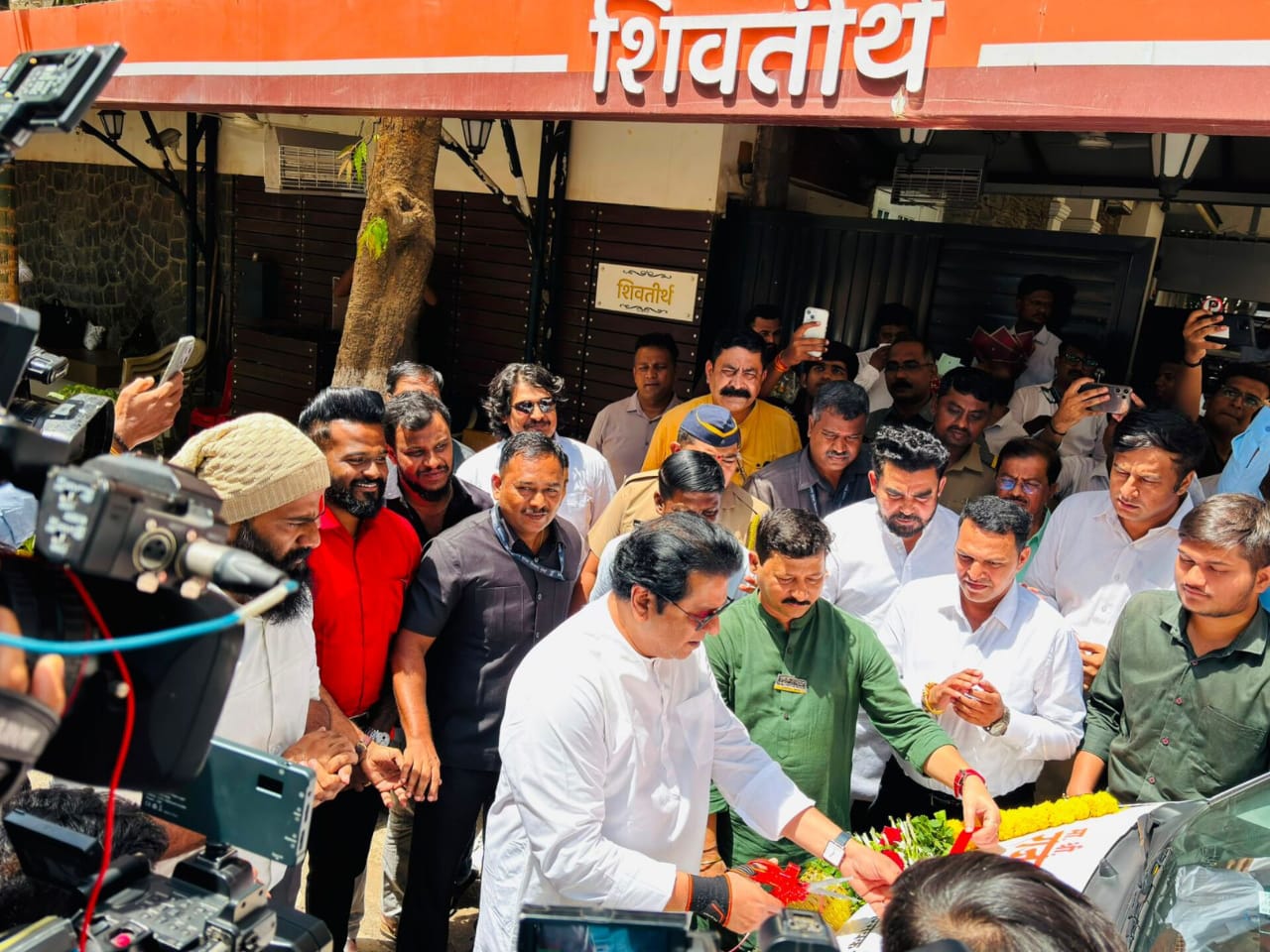 महाराष्ट्र नवनिर्माण सेनेचे पक्षप्रमुख राजसाहेब ठाकरे यांच्या वाढदिवसानिमित्त नवी मुंबईत मनसे नगरसेवक अभिजीत देसाई यांच्या वतीने रुग्णवाहिका लोकार्पण सोहळा संपन्न