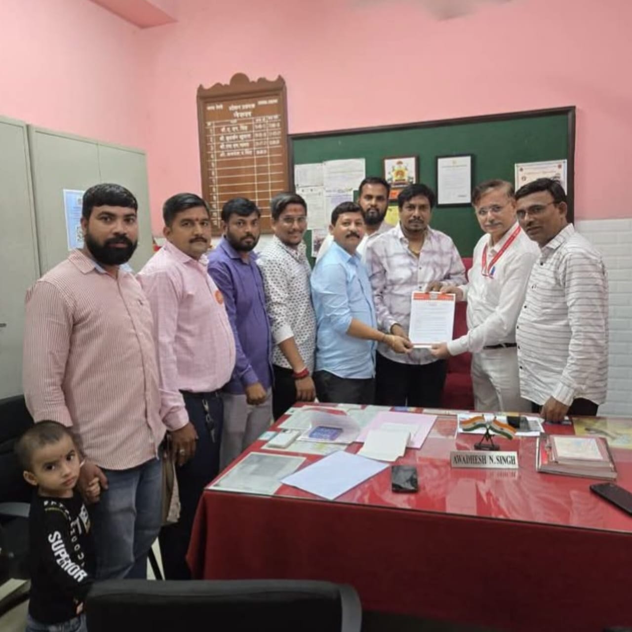 नेरूळ रेल्वे स्थानकाच्या दुरावस्थेबाबत मनसेचे स्टेशन प्रबंधकांना निवेदन; तातडीच्या उपाययोजनांची मागणी