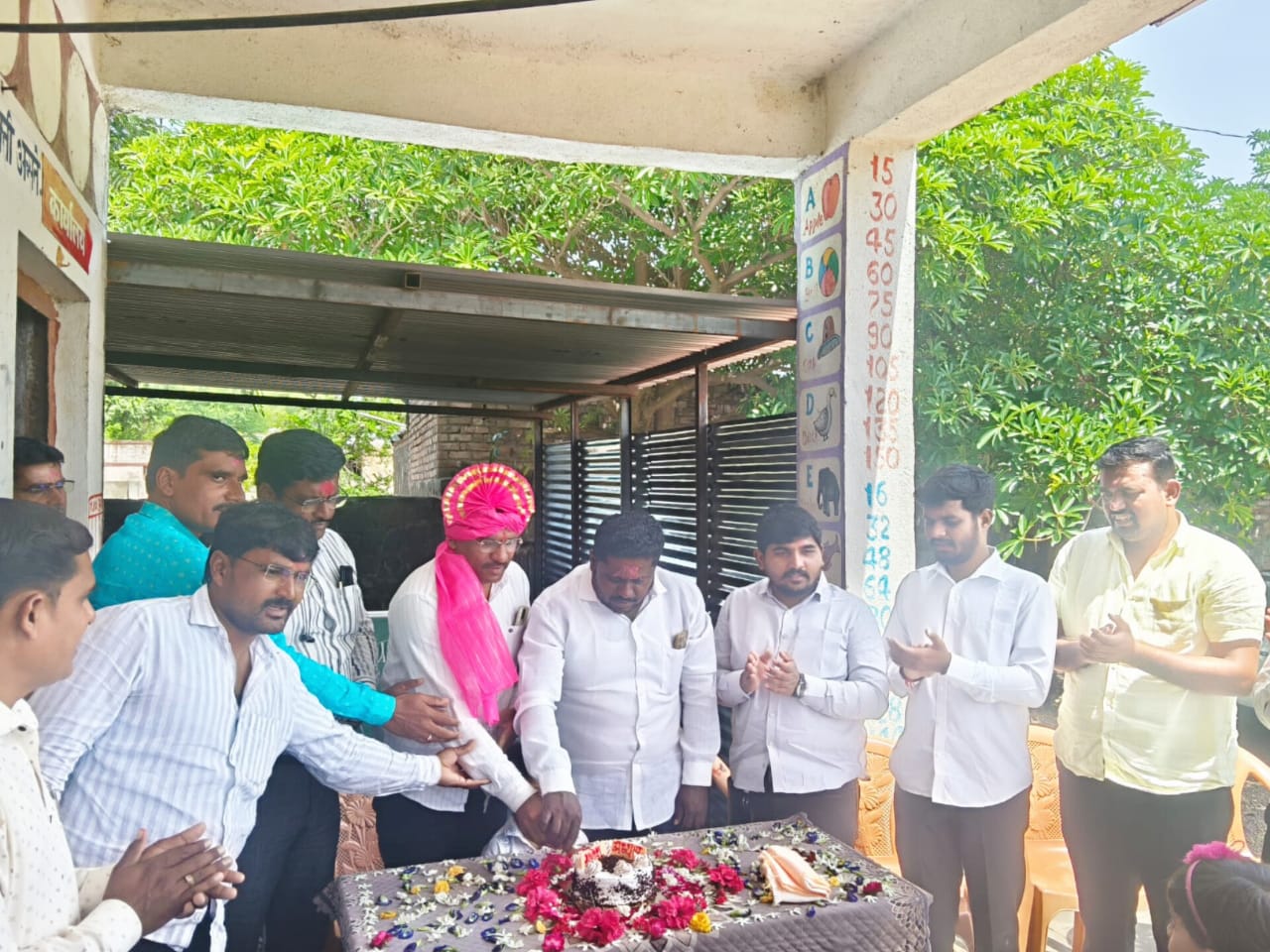 वाढदिवसानिमित्त विद्यार्थ्यांना स्पोर्ट्स किट व उपाहार वाटप; सामाजिक कार्यकर्ते गणेश कडभने यांचा अभिनव उपक्रम