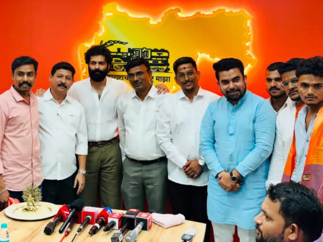 मुंबई–पुणे एक्सप्रेसवेवरील संभाव्य दुर्घटना टाळणाऱ्या तीन तरुणांचा अमित ठाकरे यांच्या हस्ते गौरव