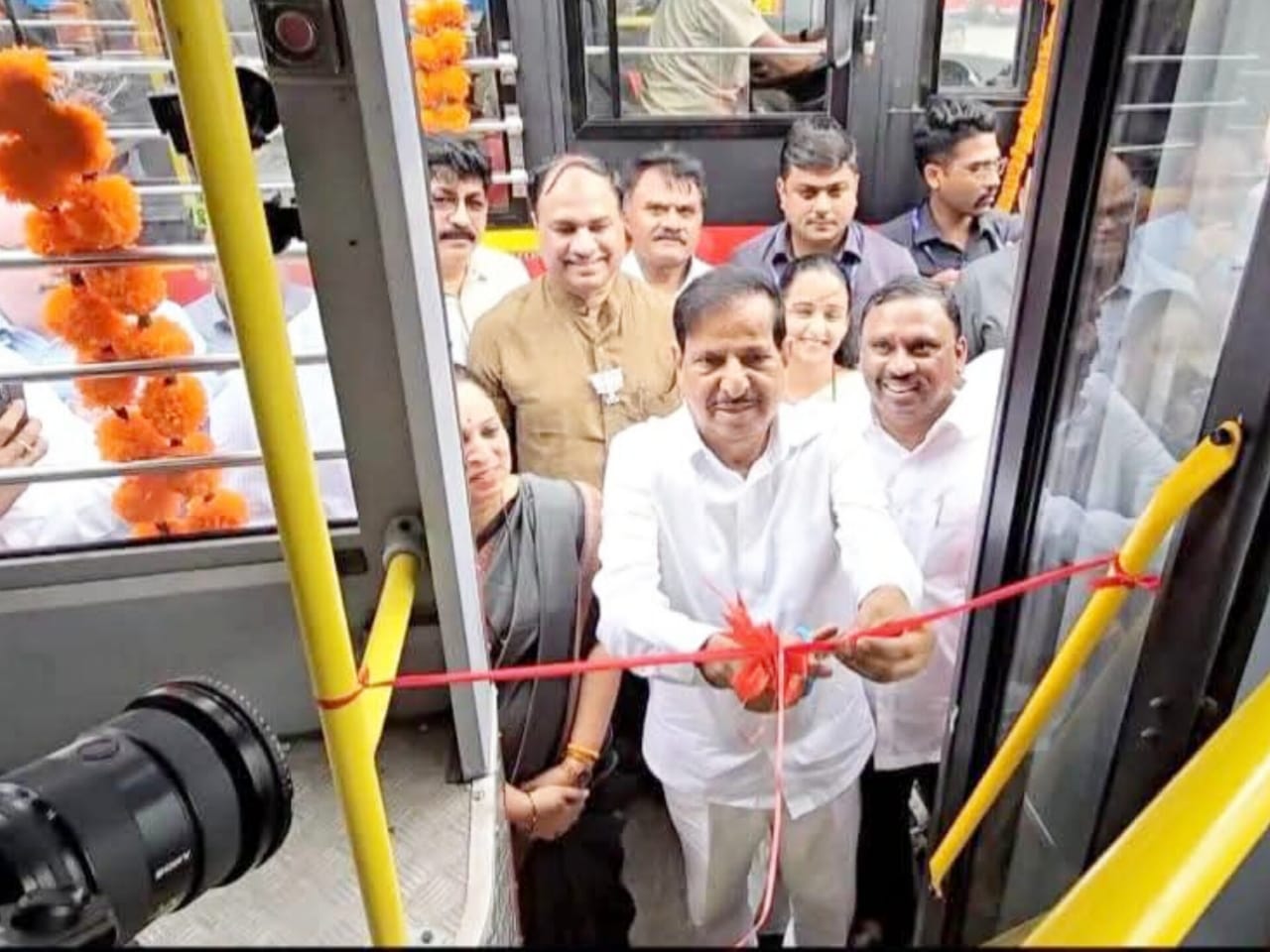 एनएमएमटीच्या ताफ्यात 150 नवीन सीएनजी बसेस; घणसोली आगारात वनमंत्री गणेश नाईक यांच्या हस्ते लोकार्पण
