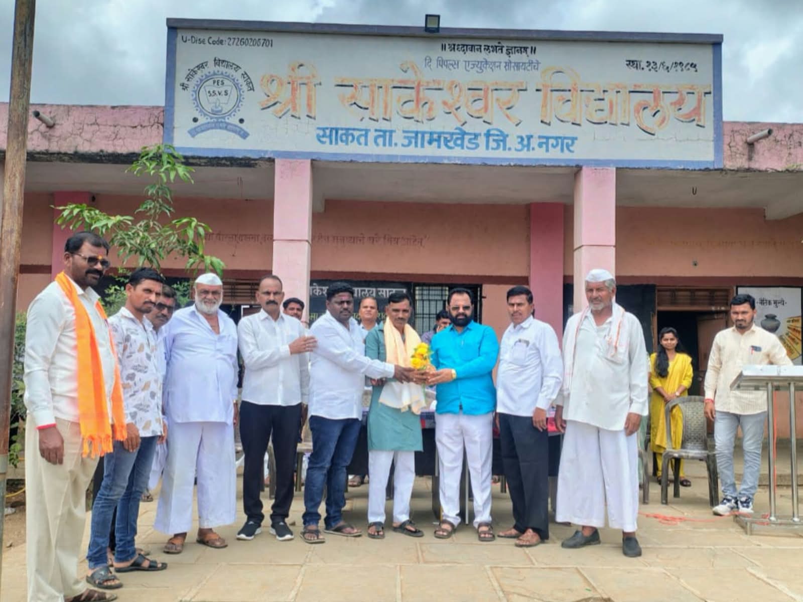 अण्णाभाऊ साठे जयंतीनिमित्त साकत येथे विद्यार्थ्यांना शालेय साहित्य वाटप नामदेव पुलवळे यांच्या सामाजिक उपक्रमाचे परिसरातून कौतुक