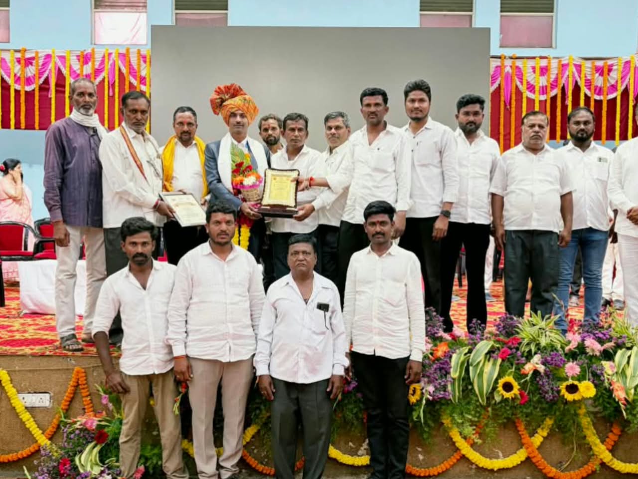 मनोज काशीद यांना जिल्हा आदर्श शिक्षक पुरस्काराने सन्मान; पिंपळवाडीच्या माजी विद्यार्थ्यांसह ग्रामस्थांची उत्स्फूर्त उपस्थिती शिक्षक दिनानिमित्त प्रवरानगर येथे पुरस्कार वितरण सोहळा